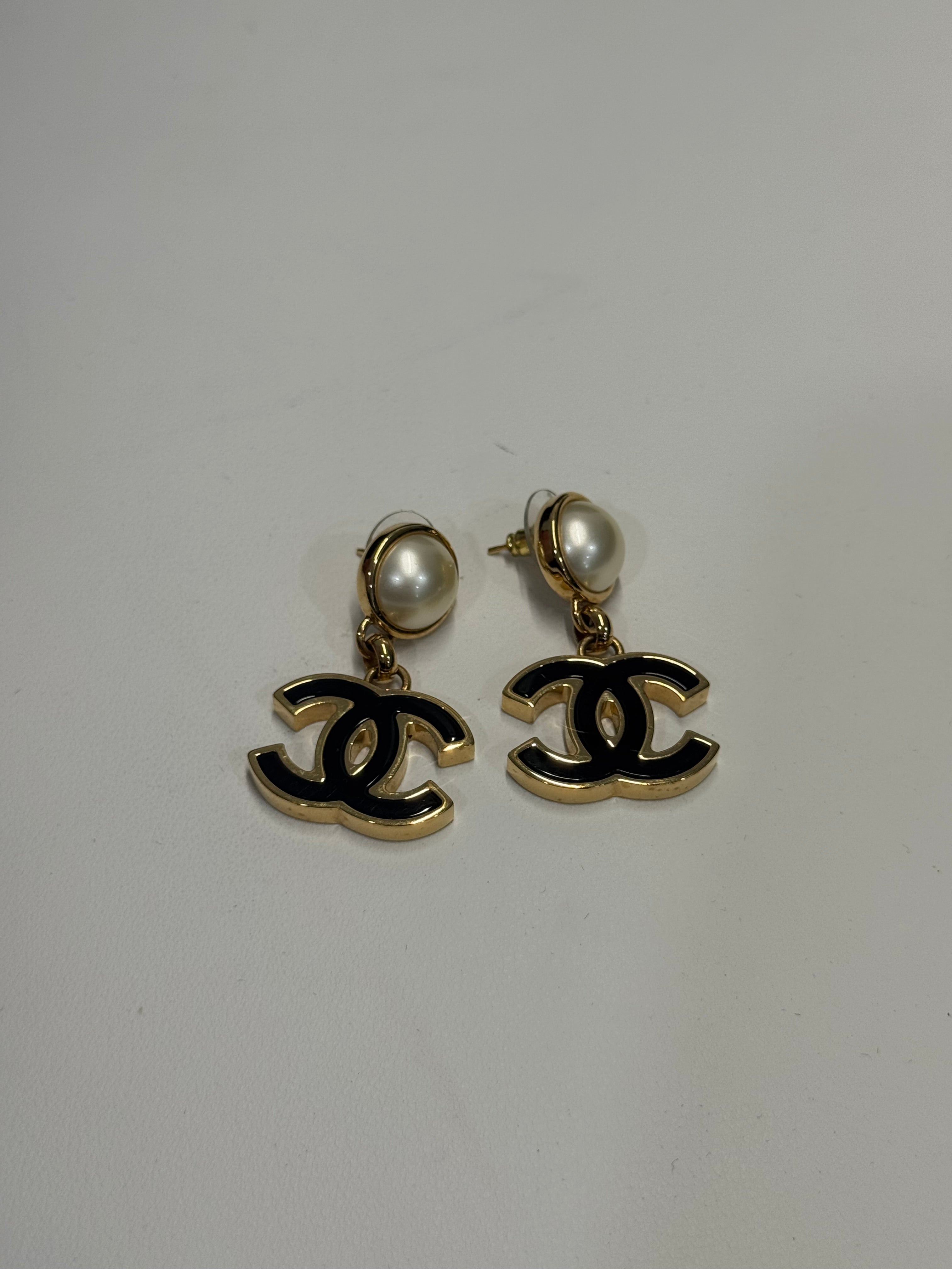 Chanel faux pearl black cc